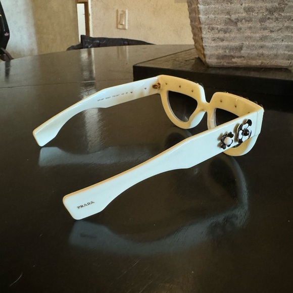 PRADA Limited Edition - Picture 8 of 13